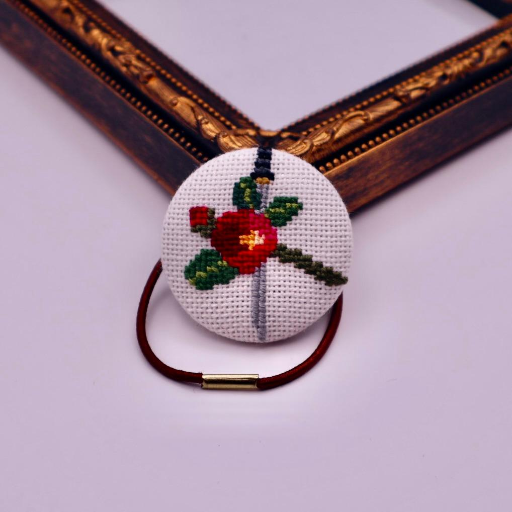 つばきと剣　くるみボタンのヘアゴム　クロスステッチ刺繍 | 2枚目